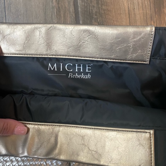 Miche Rebekah Shell. Some signs of wear. Metallic champagne. - Picture 2 of 3